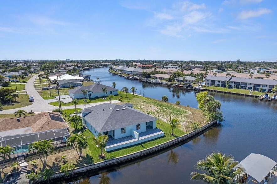 1107 SE 38th St, Cape Coral, FL à vendre - Photo de l’immeuble – Image 3 sur 35