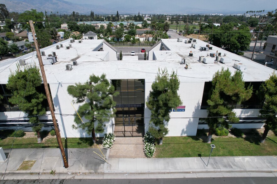 715 N Arrowhead Ave, San Bernardino, CA à louer - Photo de l’immeuble – Image 3 sur 14