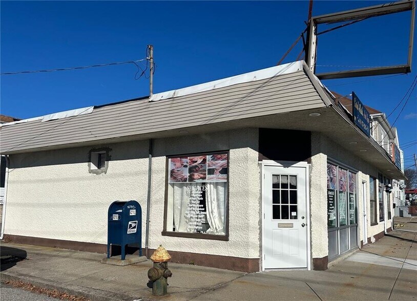 899 Cranston St, Cranston, RI à vendre - Photo de l’immeuble – Image 1 sur 3