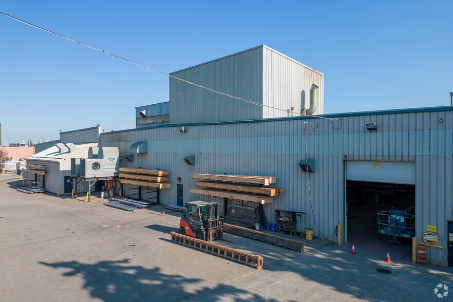 1825 30th Ave NE, Calgary, AB à vendre - Photo de l’immeuble – Image 3 sur 5