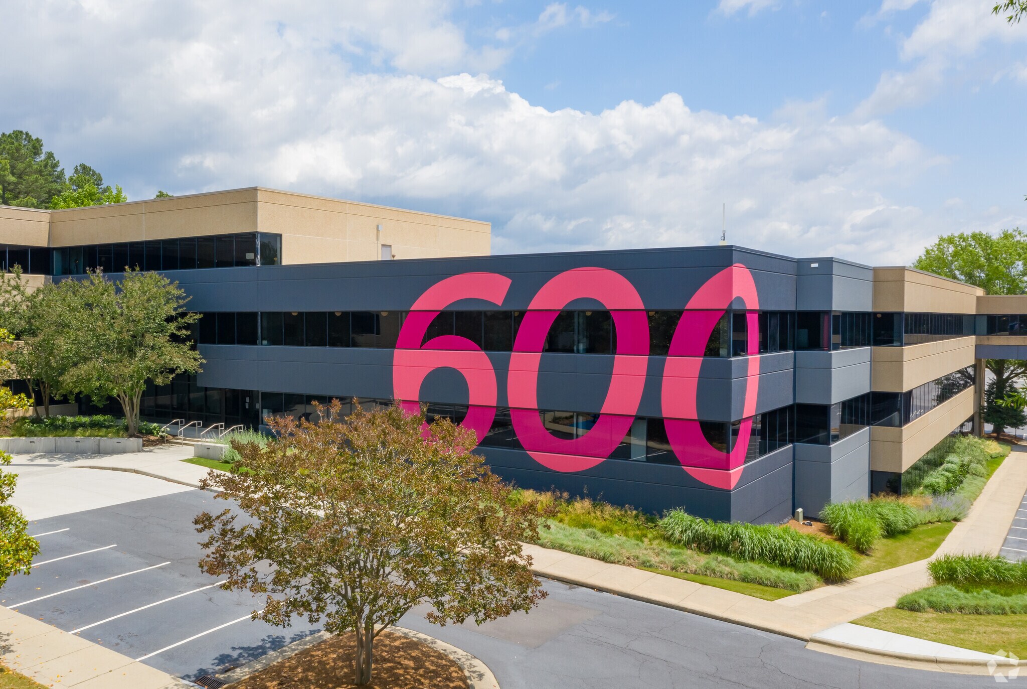 600 Park Offices Dr, Durham, NC à louer Photo de l’immeuble– Image 1 sur 13