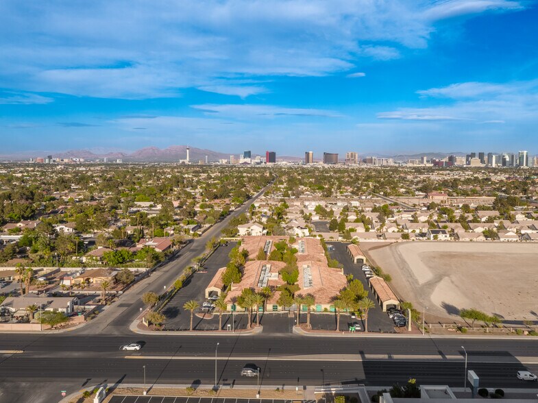 3130 S Rainbow Blvd, Las Vegas, NV à louer - Photo de l’immeuble – Image 2 sur 7