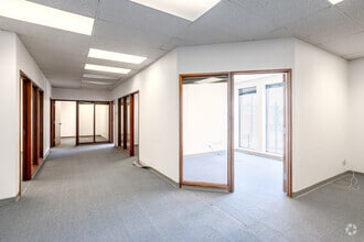 10303 107th Ave NW, Edmonton, AB à louer Photo intérieure– Image 2 sur 9