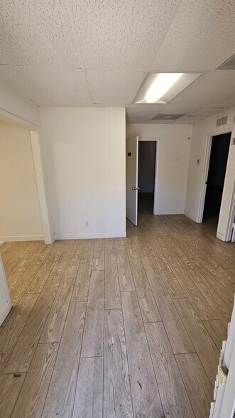 8829 Shirley Ave, Northridge, CA à louer - Photo intérieure – Image 2 sur 9