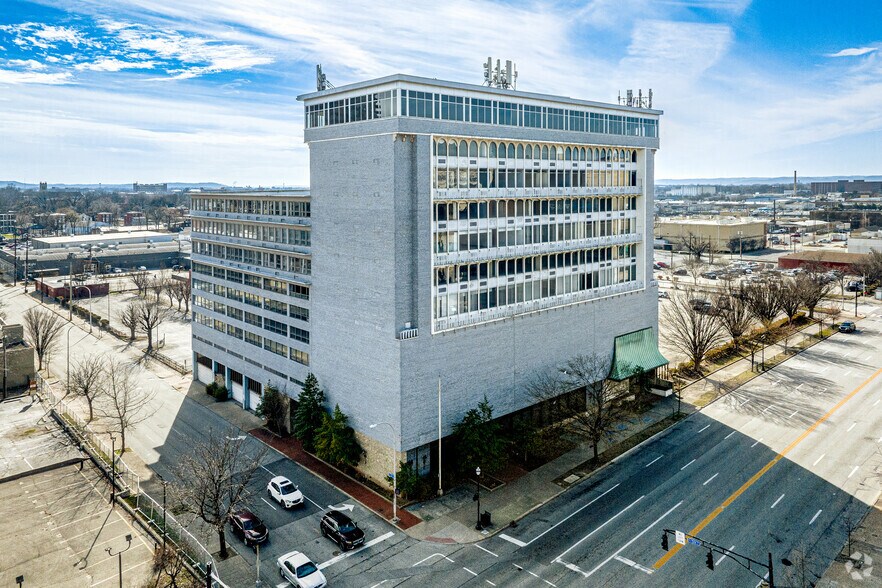 500 W Broadway, Louisville, KY à vendre - Photo de l’immeuble – Image 1 sur 4