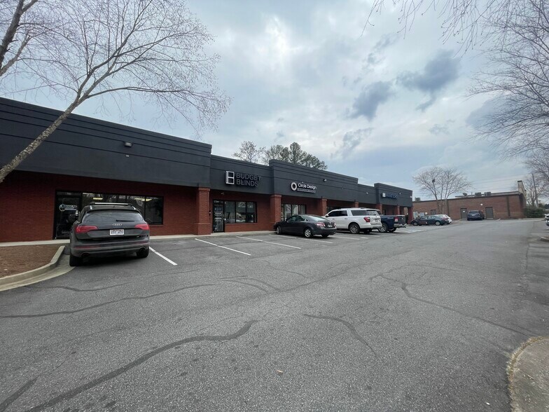 250 Churchill Ct, Woodstock, GA à louer - Photo de l’immeuble – Image 2 sur 9