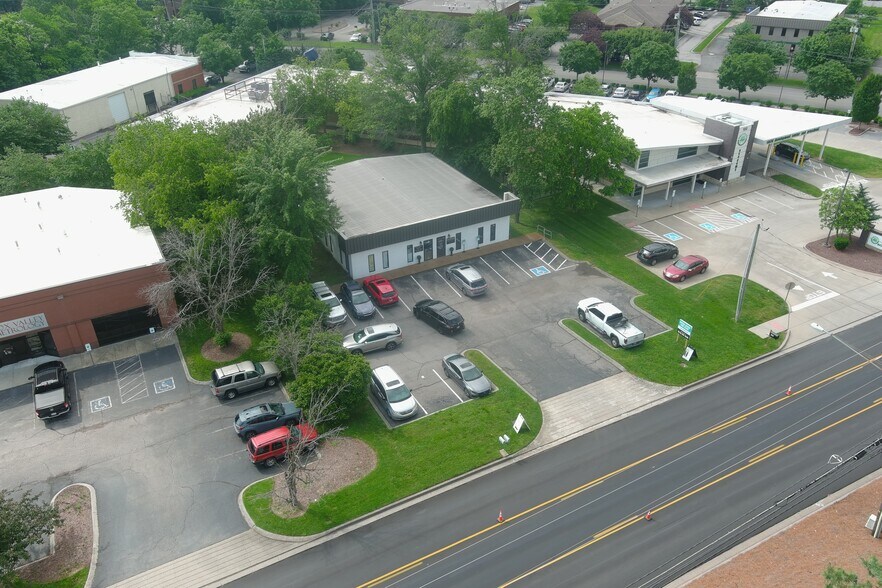 120 Seaboard Ln, Franklin, TN à louer - Photo de l’immeuble – Image 2 sur 4