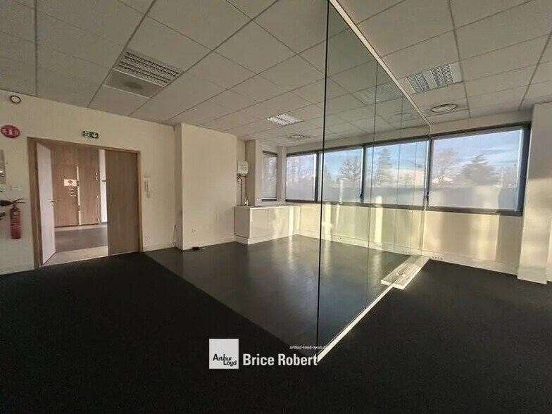 Bureau dans Dardilly à louer - Photo de l’immeuble – Image 2 sur 7