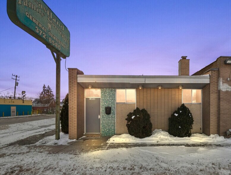 16068 E 8 Mile Rd, Detroit, MI à vendre - Photo de l’immeuble – Image 1 sur 24
