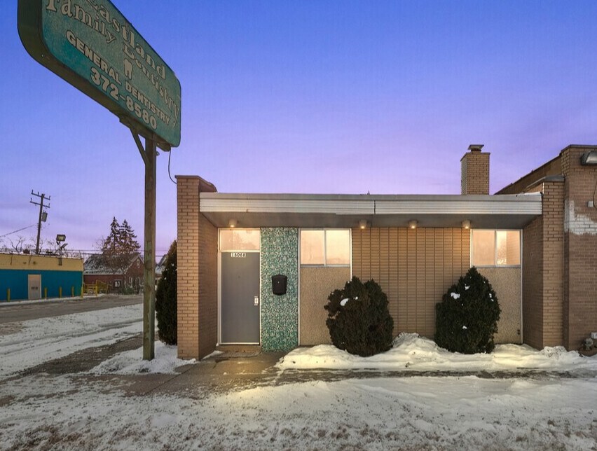 16068 E 8 Mile Rd, Detroit, MI à vendre Photo de l’immeuble– Image 1 sur 25