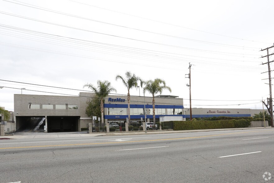 9540 De Soto Ave, Chatsworth, CA à louer - Photo principale – Image 1 sur 6