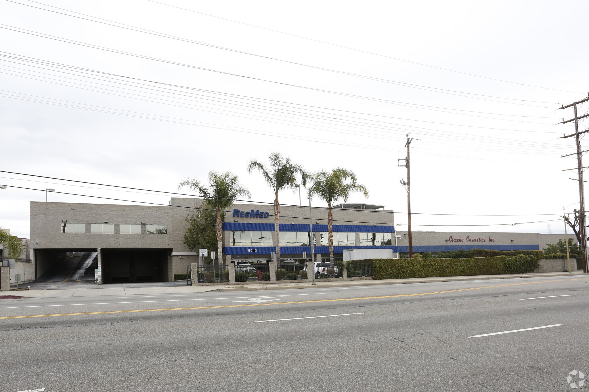 9540 De Soto Ave, Chatsworth, CA à louer Photo principale– Image 1 sur 7