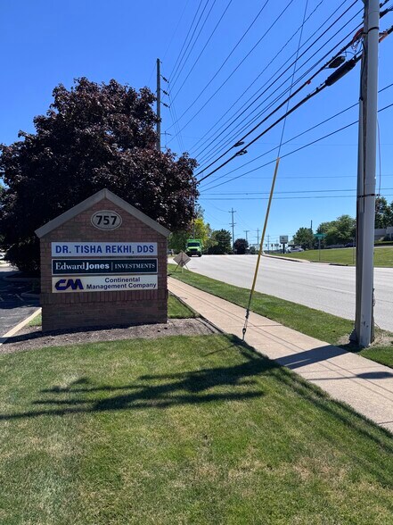 757 Graham Rd, Cuyahoga Falls, OH à louer - Photo de l’immeuble – Image 2 sur 15