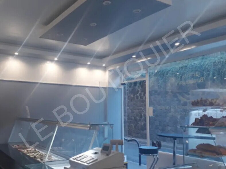 Local commercial dans Courbevoie à louer - Photo de l’immeuble – Image 2 sur 3