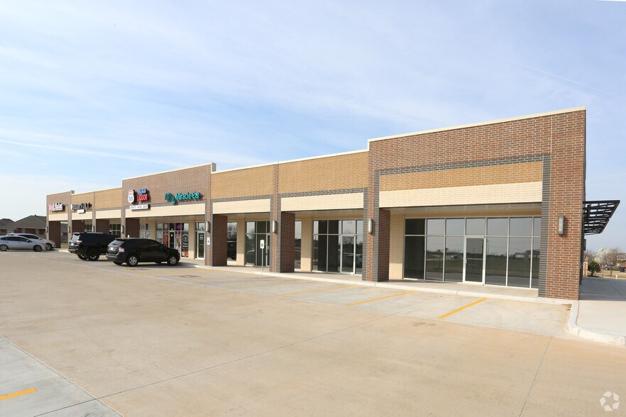 4301 N Sara Rd, Yukon, OK à louer - Photo de l’immeuble – Image 3 sur 14