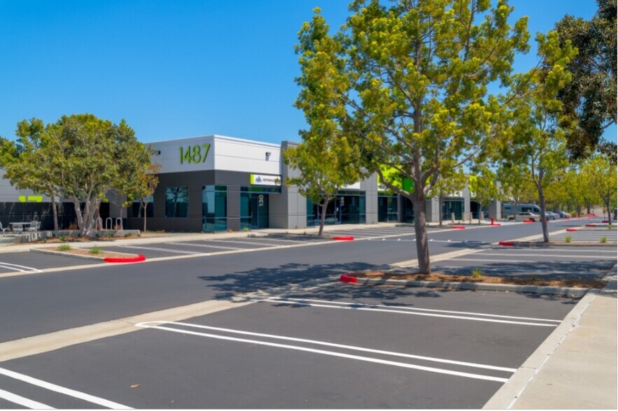 1487 Poinsettia Ave, Vista, CA à louer - Photo de l’immeuble – Image 2 sur 2