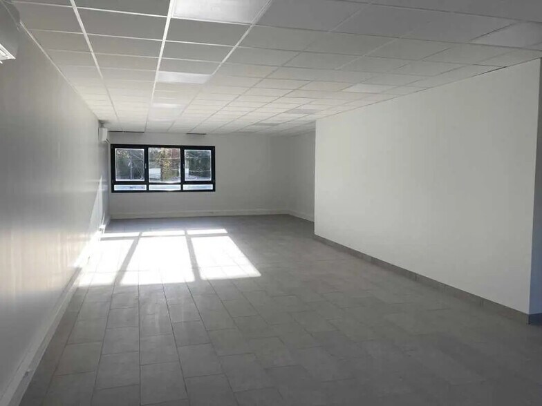 Bureau dans Fleurieu-sur-Saône à louer - Photo de l’immeuble – Image 3 sur 12