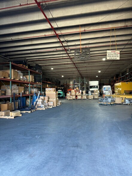8300 NW 70th St, Miami, FL à louer - Photo de l’immeuble – Image 3 sur 11