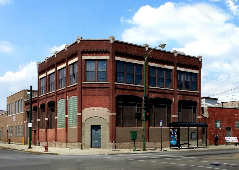 300 N Ashland Ave, Chicago, IL à louer - Photo de l’immeuble – Image 3 sur 7