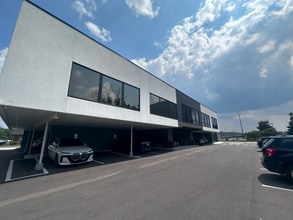 189 E Big Beaver Rd, Troy, MI à louer Photo de l’immeuble– Image 2 sur 12