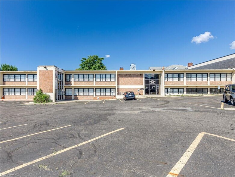 680 E Market St, Akron, OH à louer - Photo de l’immeuble – Image 3 sur 32