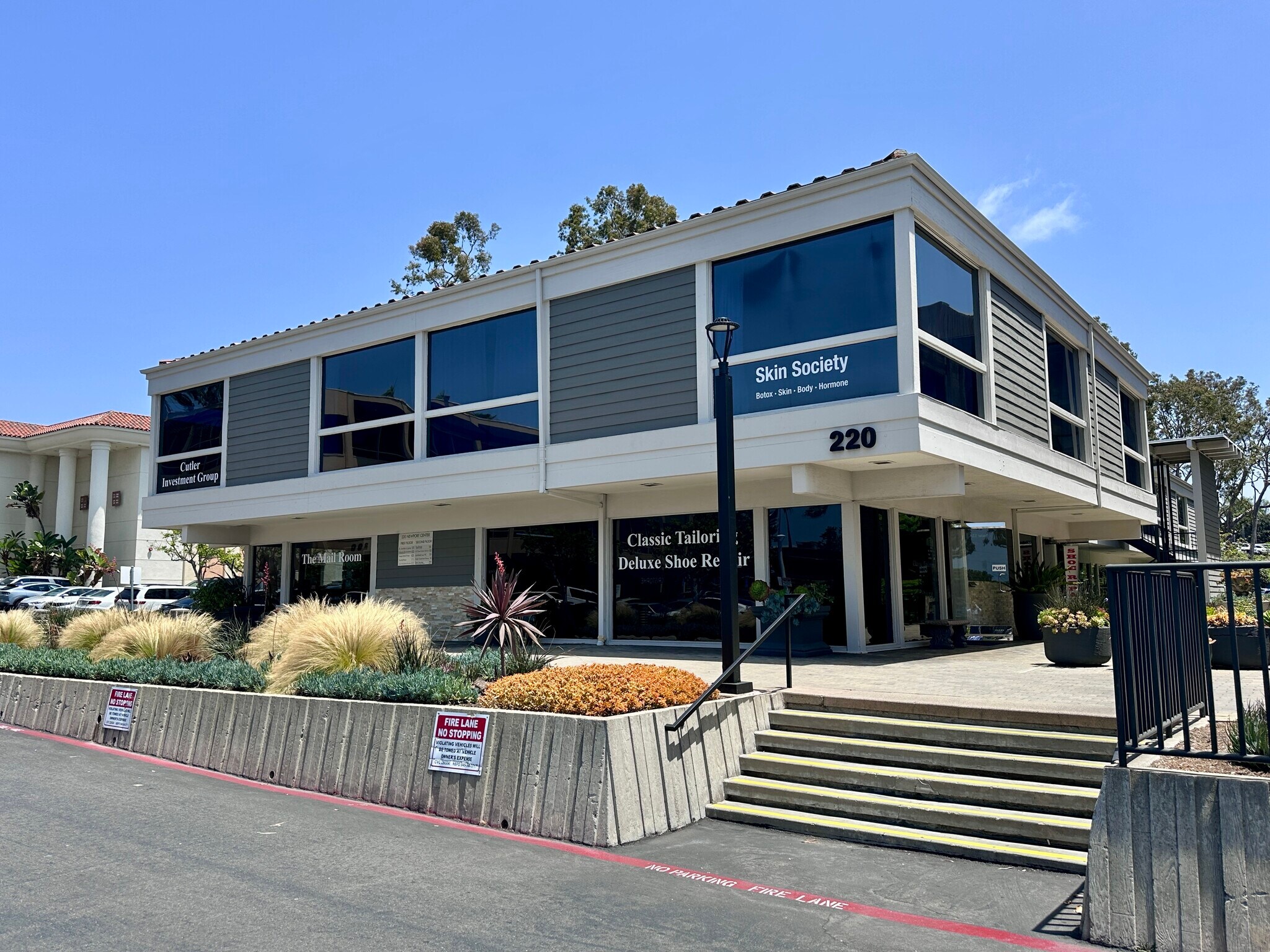 220 Newport Center Dr, Newport Beach, CA à louer Photo de l’immeuble– Image 1 sur 6