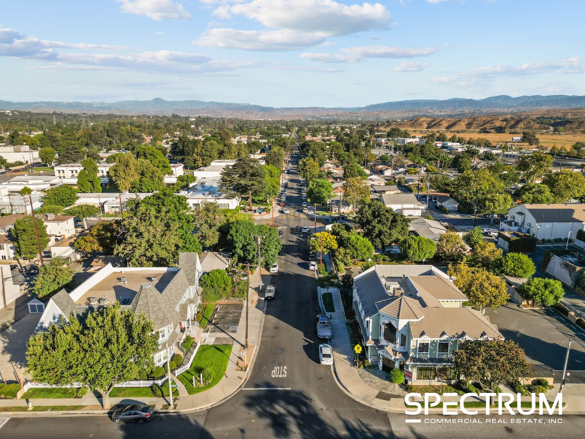 24513 Walnut St, Santa Clarita, CA à vendre Photo de l’immeuble– Image 1 sur 12