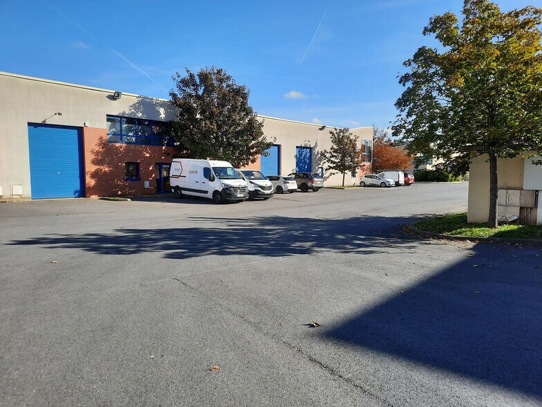 Local d’activités dans Lieusaint à louer - Photo de l’immeuble – Image 3 sur 4