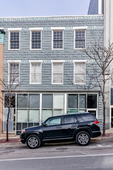 168 E Highland Ave, Elgin, IL à louer - Photo de l’immeuble – Image 1 sur 9