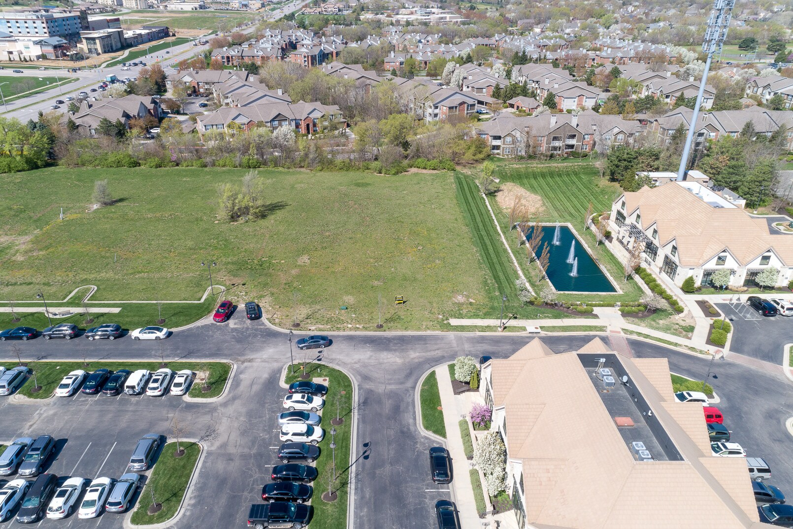 13470 Briar St, Leawood, KS à vendre Photo de l’immeuble– Image 1 sur 10