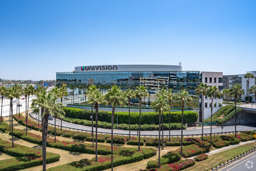 5999 Center Dr, Los Angeles, CA à louer - Photo de l’immeuble – Image 2 sur 6