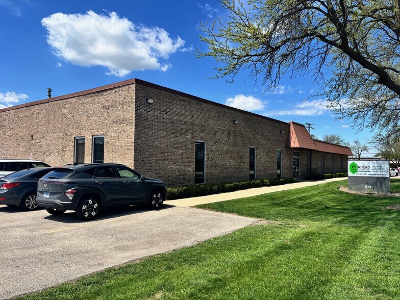 574 Wheeling Rd, Wheeling, IL à vendre - Photo de l’immeuble – Image 2 sur 12