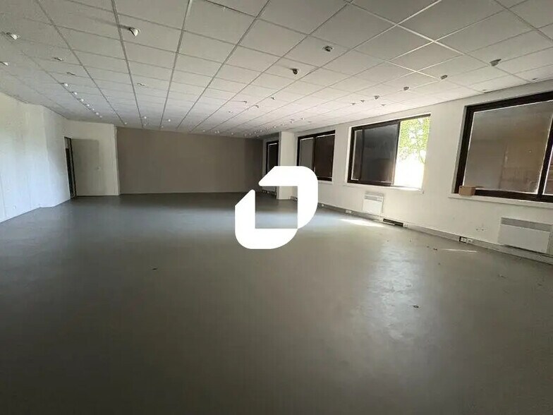 Local d’activités dans Toussus-le-Noble à louer - Photo de l’immeuble – Image 2 sur 8