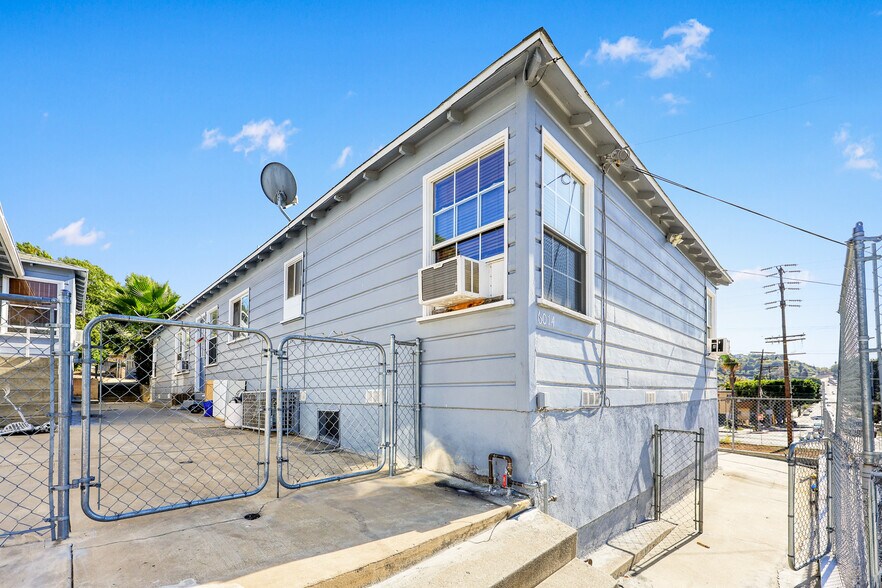 6011 Pine Crest Dr, Los Angeles, CA à vendre - Photo de l’immeuble – Image 3 sur 30