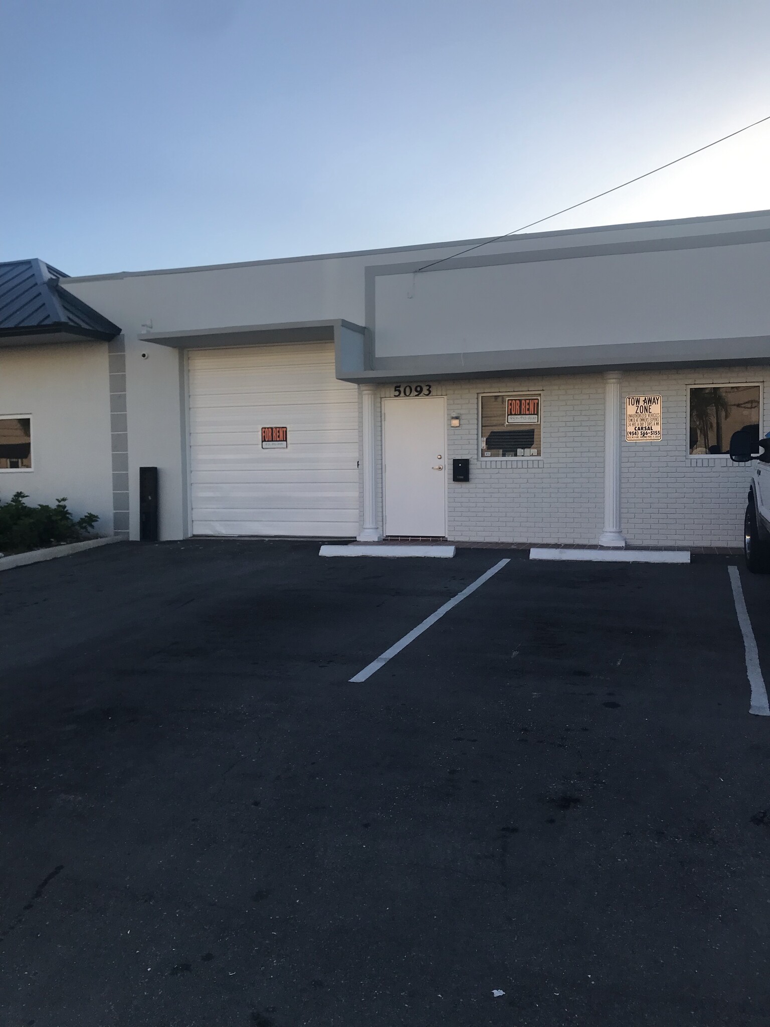 5093-5095 NE 12th Ave, Oakland Park, FL à louer Photo de l’immeuble– Image 1 sur 7