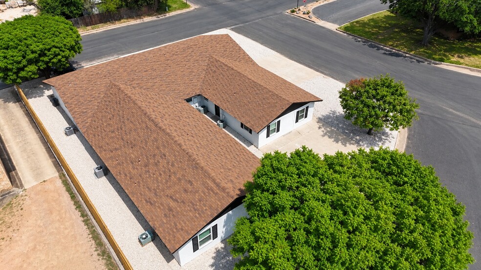 1402 N Adams St, Fredericksburg, TX à vendre - Photo principale – Image 1 sur 6