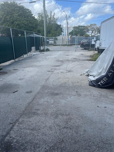 3172-3182 NW 75th St, Miami, FL à louer - Photo de l’immeuble – Image 3 sur 3