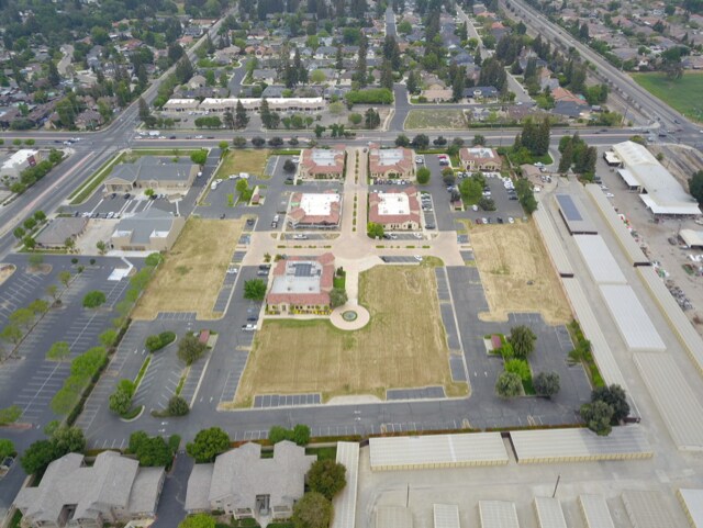 205 E Caldwell Ave, Visalia, CA à vendre - Photo de l’immeuble – Image 2 sur 3