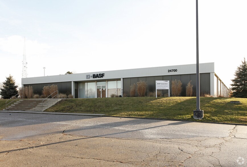 24700 W 11 Mile Rd, Southfield, MI à vendre - Photo principale – Image 1 sur 14