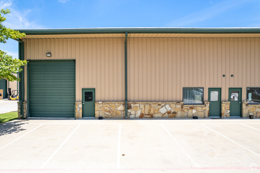124 Rose Ln, Frisco, TX à louer - Photo de l’immeuble – Image 3 sur 35
