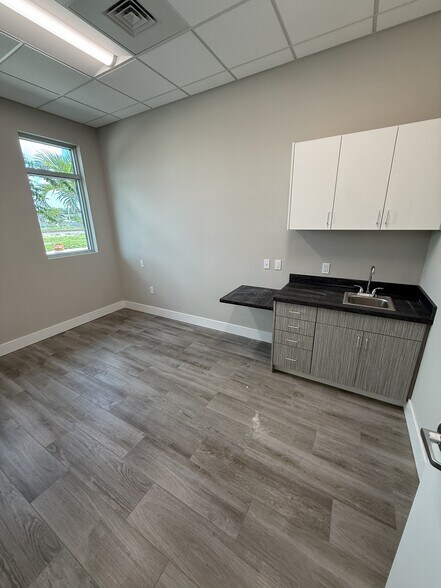 101 NW 12th St, Pompano Beach, FL à louer - Photo intérieure – Image 3 sur 32