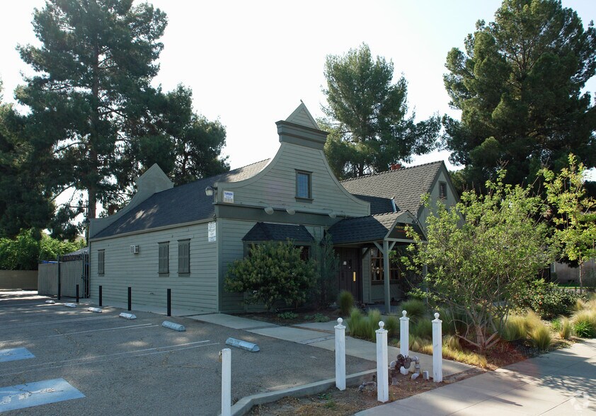 1110-1130 N Van Ness Ave, Fresno, CA à louer - Photo principale – Image 2 sur 3