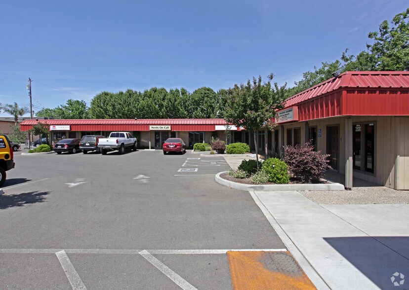 697 N Palora Ave, Yuba City, CA à louer - Photo de l’immeuble – Image 2 sur 2