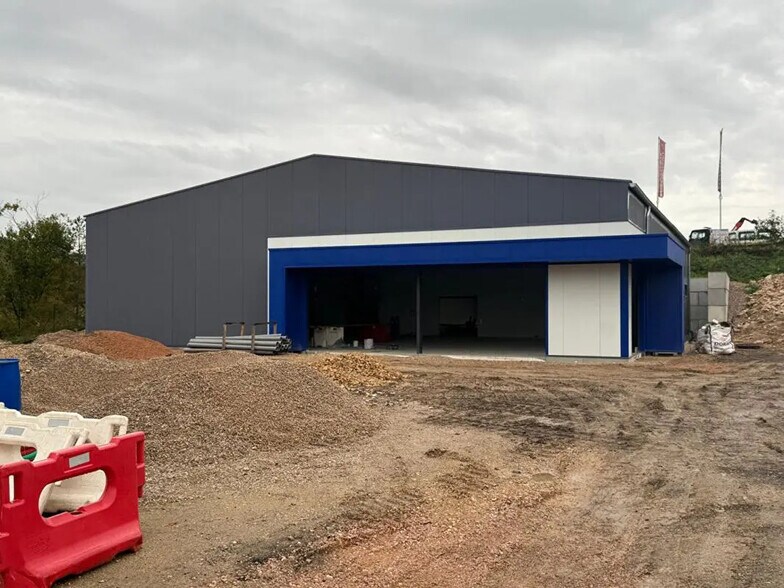 Local d’activités dans Saint-Vit à louer - Photo de l’immeuble – Image 3 sur 3