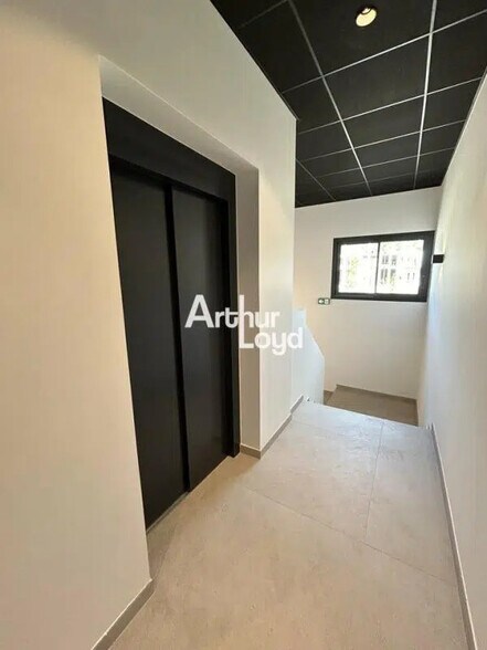 Bureau dans Le Muy à louer - Photo intérieure – Image 2 sur 9