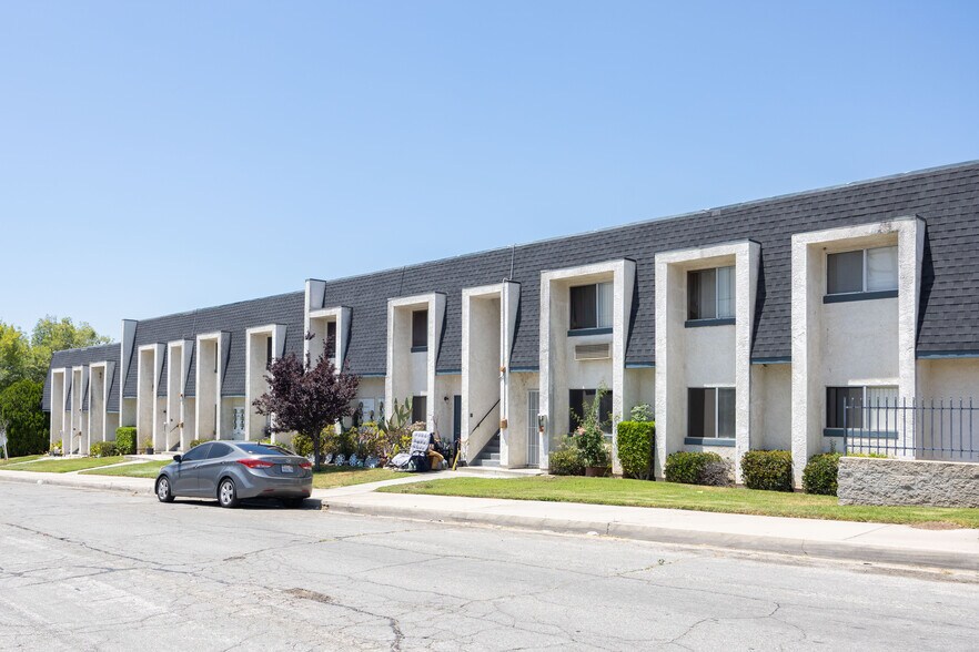 236 E 48th St, San Bernardino, CA à vendre - Photo de l’immeuble – Image 3 sur 8