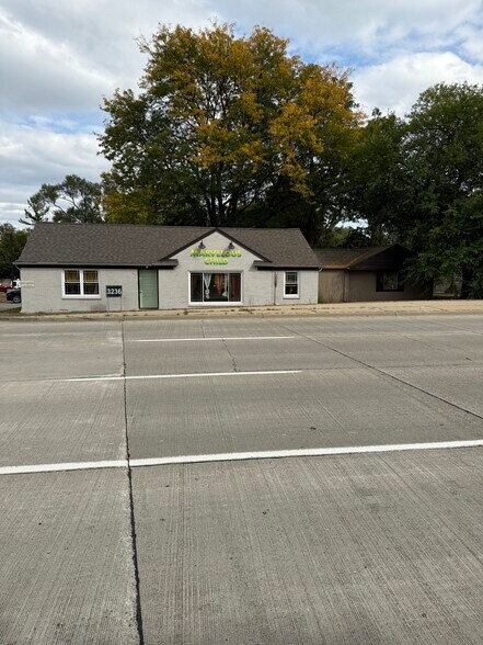 3236 Rochester Rd, Troy, MI à vendre - Photo de l’immeuble – Image 3 sur 7