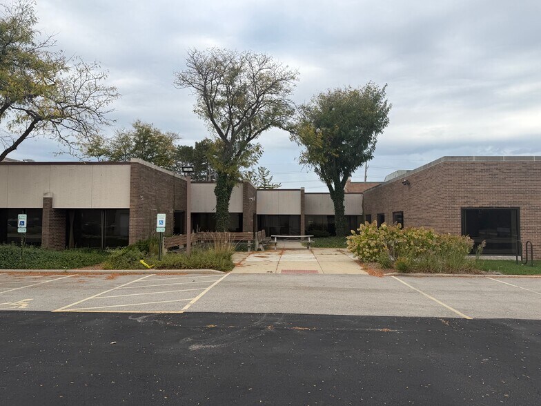 1475 S Wheeling Rd, Wheeling, IL à louer - Photo de l’immeuble – Image 1 sur 17