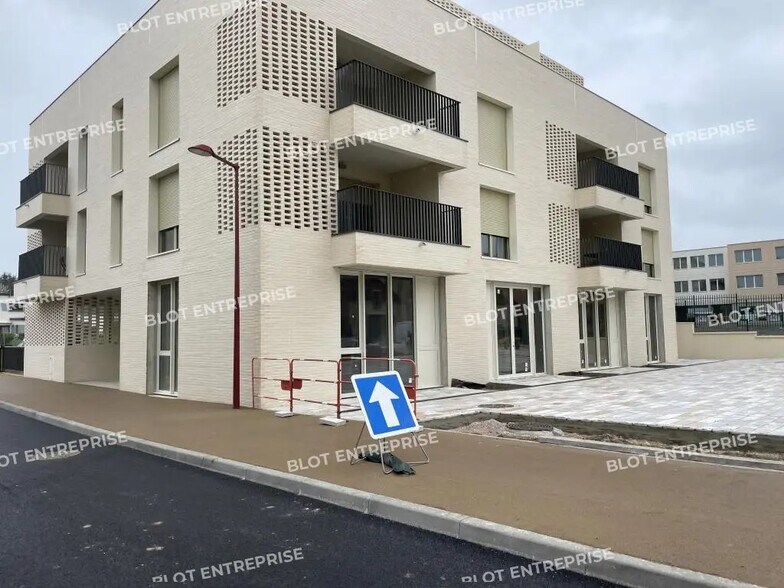 Local commercial dans Montauban-de-Bretagne à louer - Photo de l’immeuble – Image 3 sur 6