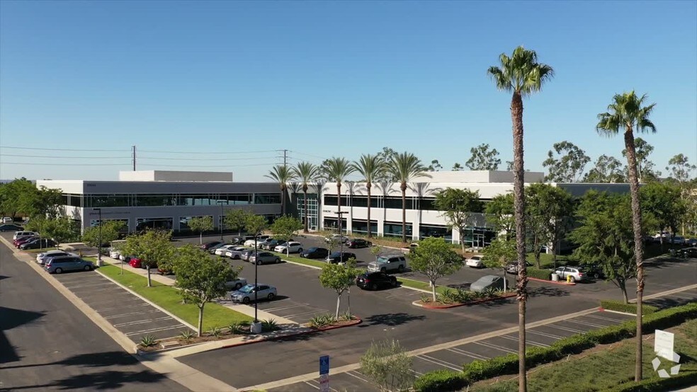 27042 Towne Centre Dr, Lake Forest, CA à louer - Vidéo sur l’annonce professionnelle – Image 2 sur 10
